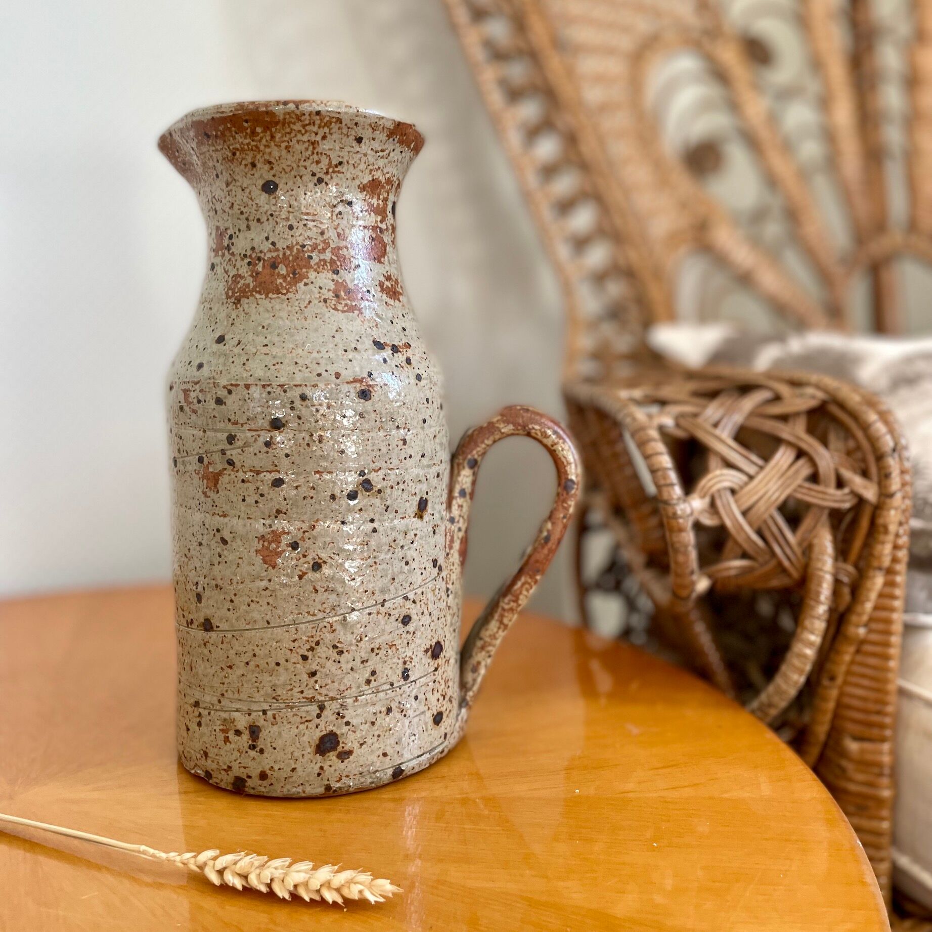 Pichet vase en grès moucheté