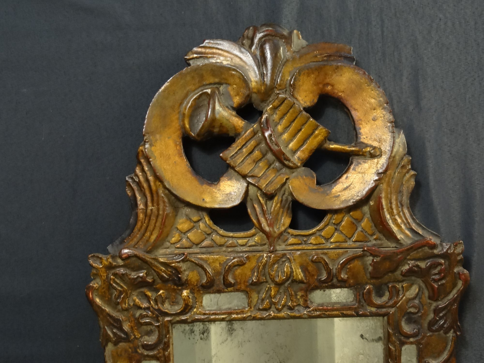 Regency mirror with parcloses in gilded carved wood 39 x 65 cm