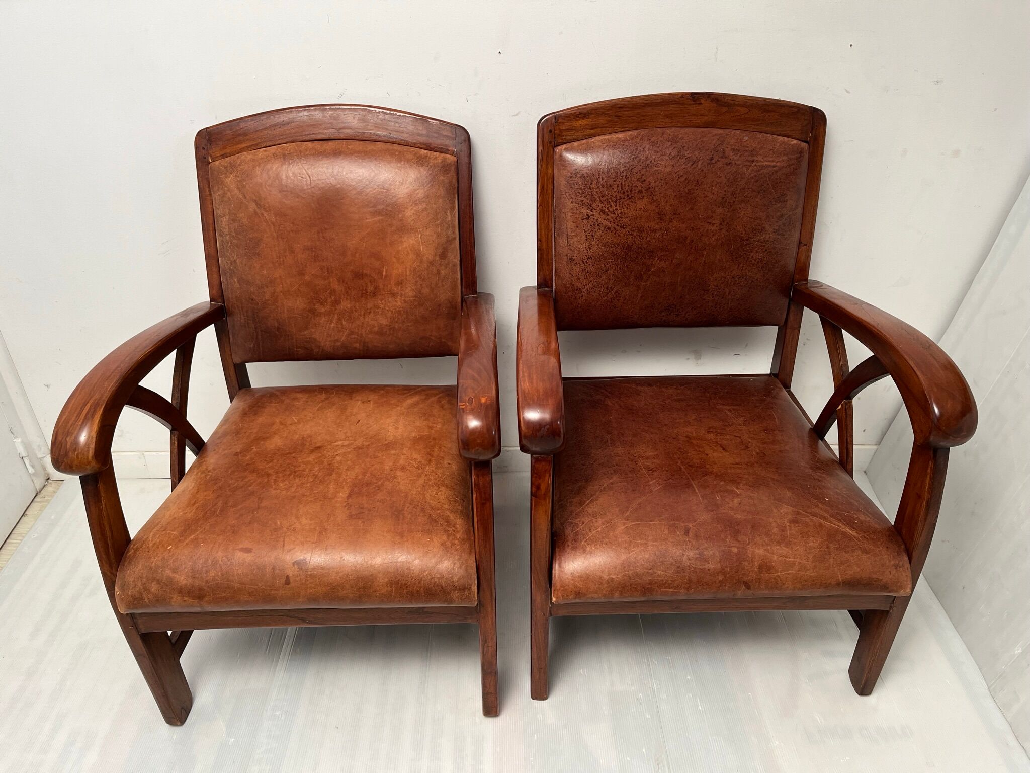 Paire de fauteuils style colonial en tech et cuir vintage