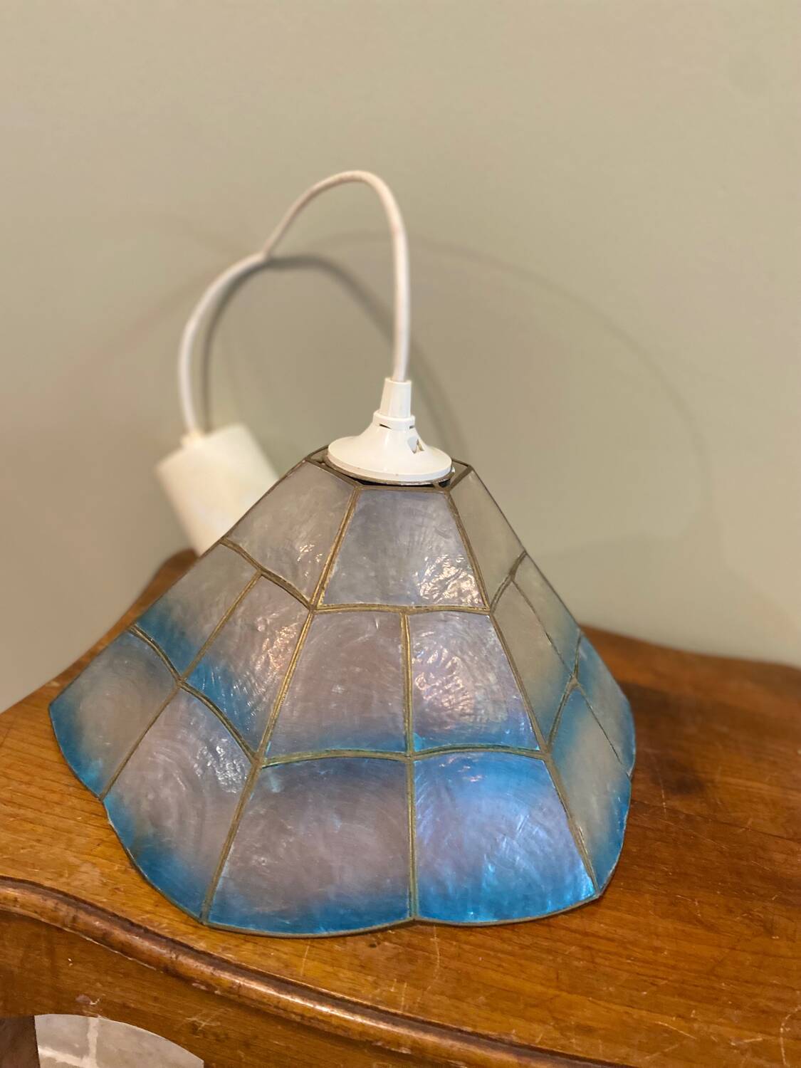 Blue mother-of-pearl suspension