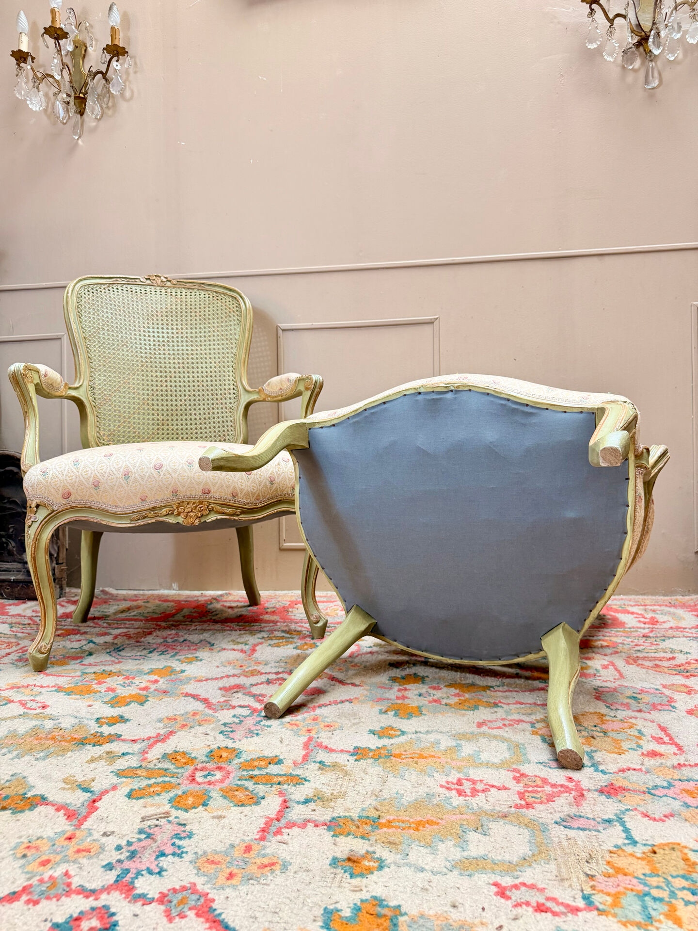 PAIRE DE FAUTEUILS EN BOIS LAQUÉ DE STYLE LOUIS XV XIX EME SIÈCLE  