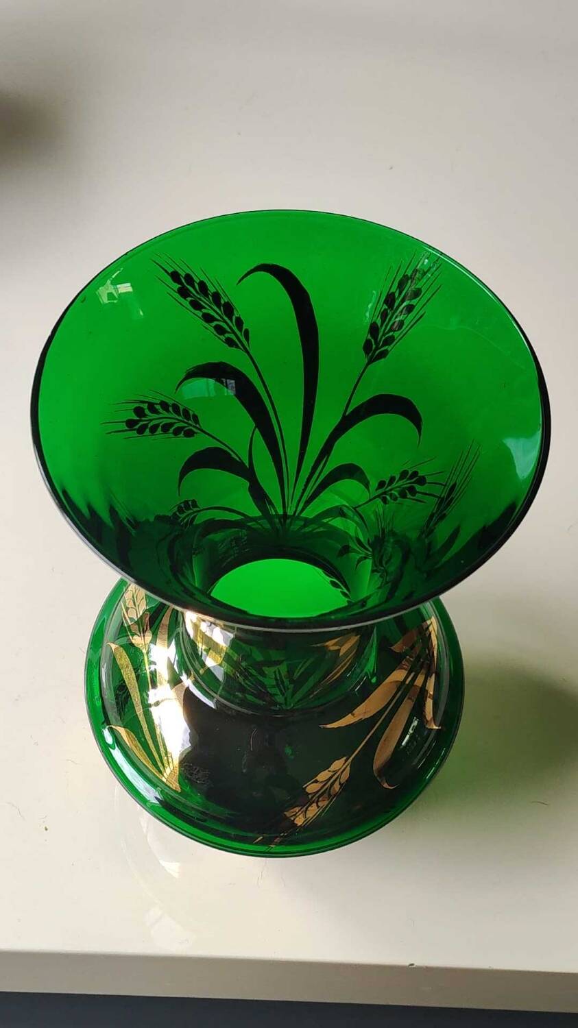 Glassware vase from Monaco/Monte Carlo, stamped with the Crown emblem. In emerald green blown glass, gold ears of wheat patterns. Size 25 x 15 cm