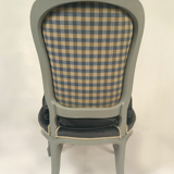 Chauffeuse de style Louis XV bois laqué gris rechampi or