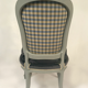 Chauffeuse de style Louis XV bois laqué gris rechampi or
