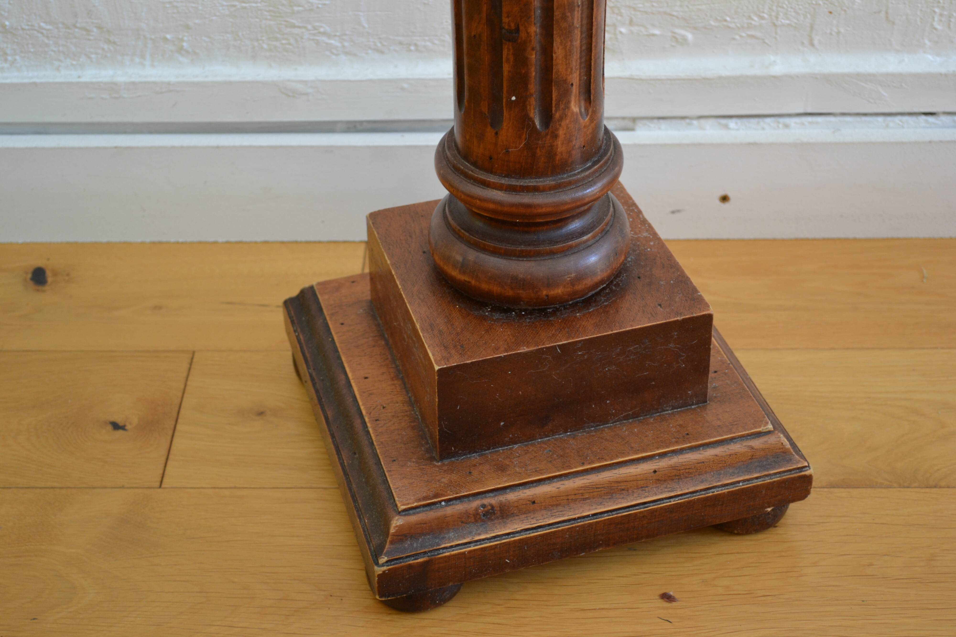 Wooden column pedestal in Louis XVI style, height: 93 cm.