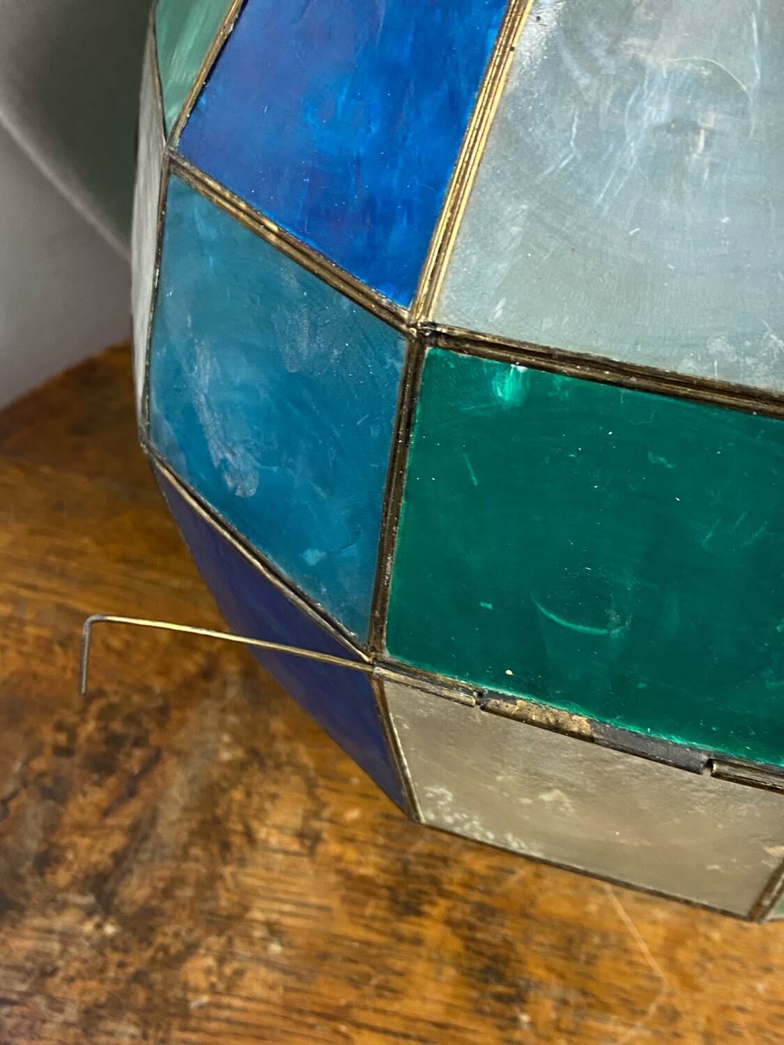 Suspension in coloured mother-of-pearl and brass