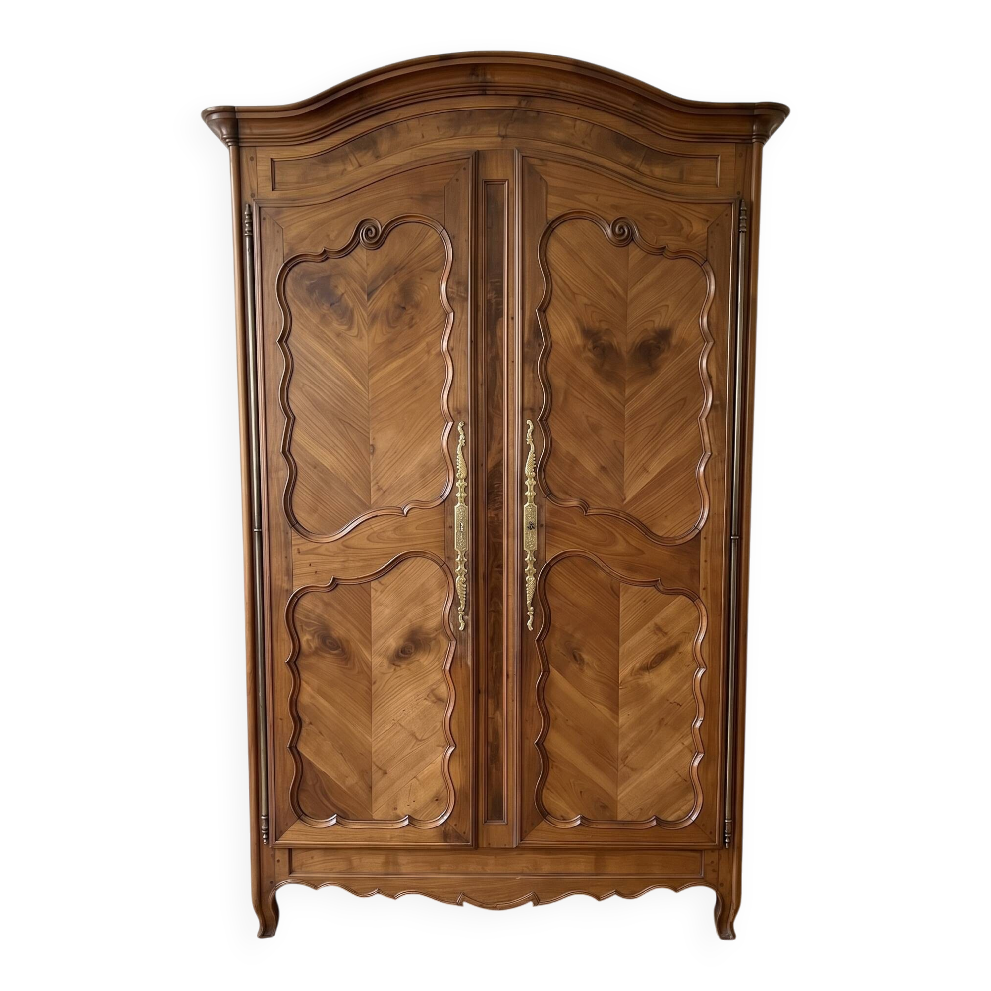 Antique wardrobe from 1900 in solid wood.