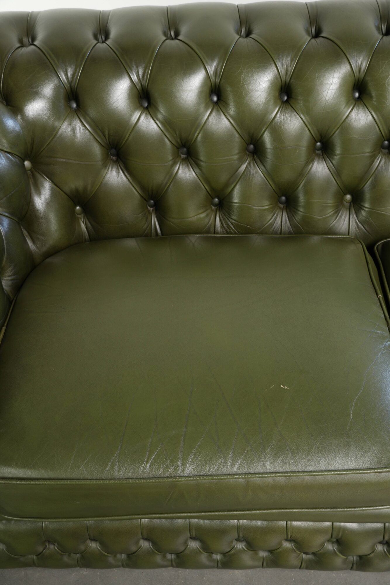 Green cow leather 2.5-seater Chesterfield sofa in English style