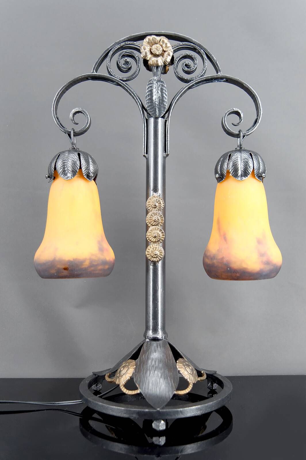 Lampe bicéphale Art Déco, fer forgé à double patine– Muller Frères, c. 1920