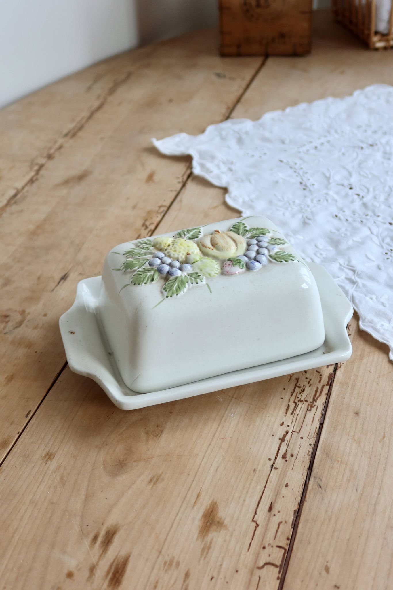 Large vintage faience butter dish and barbotine with fruit motif - Gerber Prestige