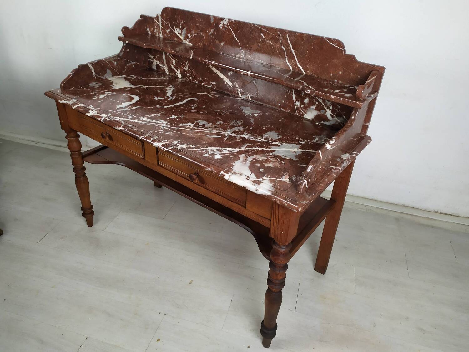 Burgundy marble dressing table