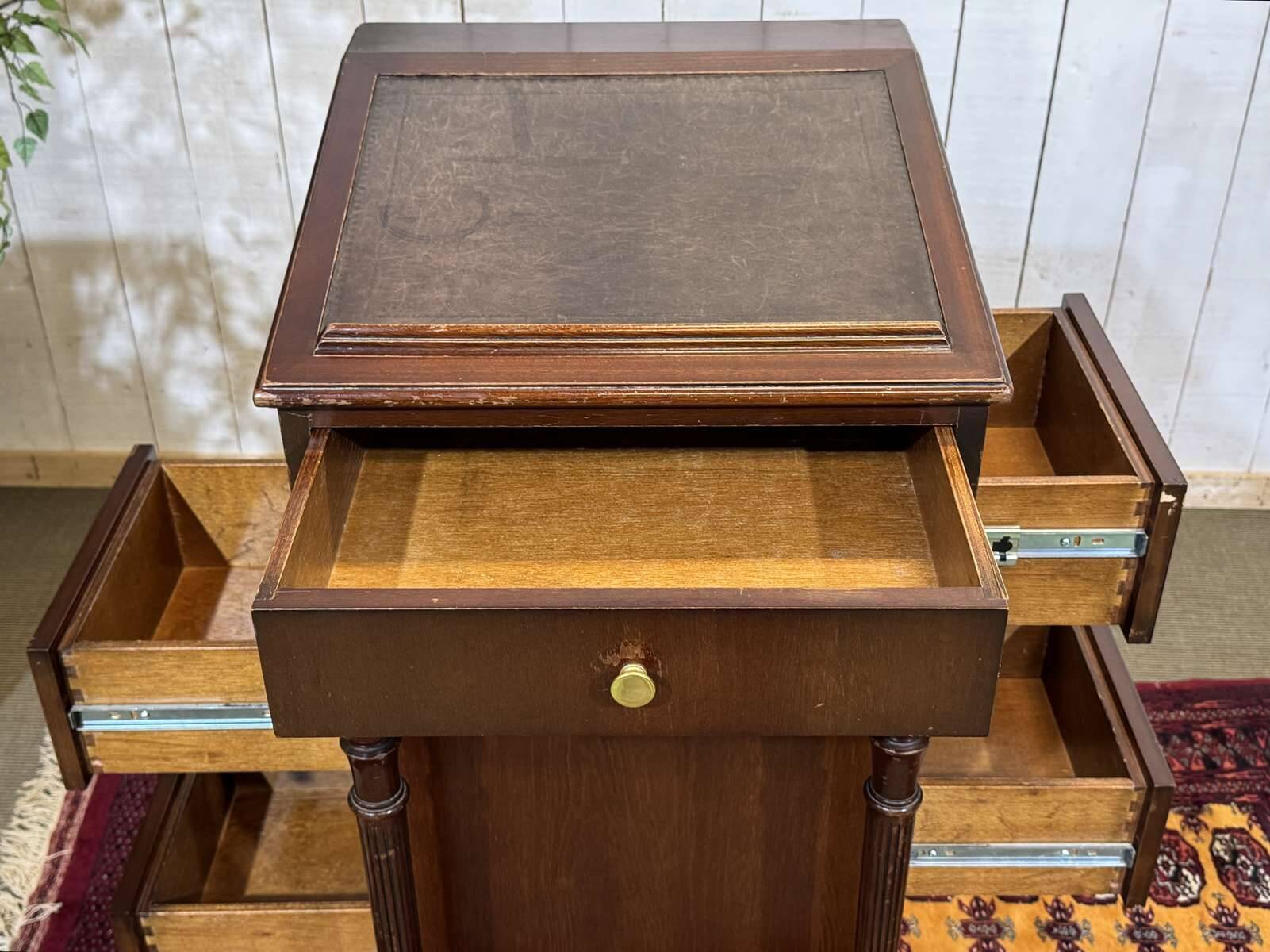 English desk in mahogany from the 1950s.
