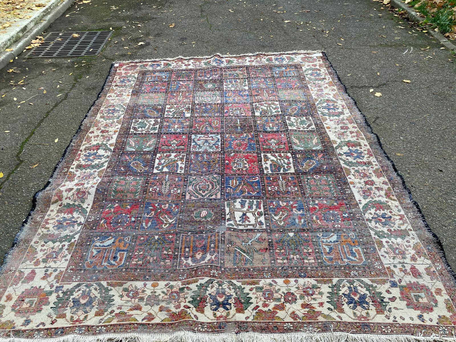 Handmade knotted wool Bakhtiar rug from Iran, burgundy, 200x300cm