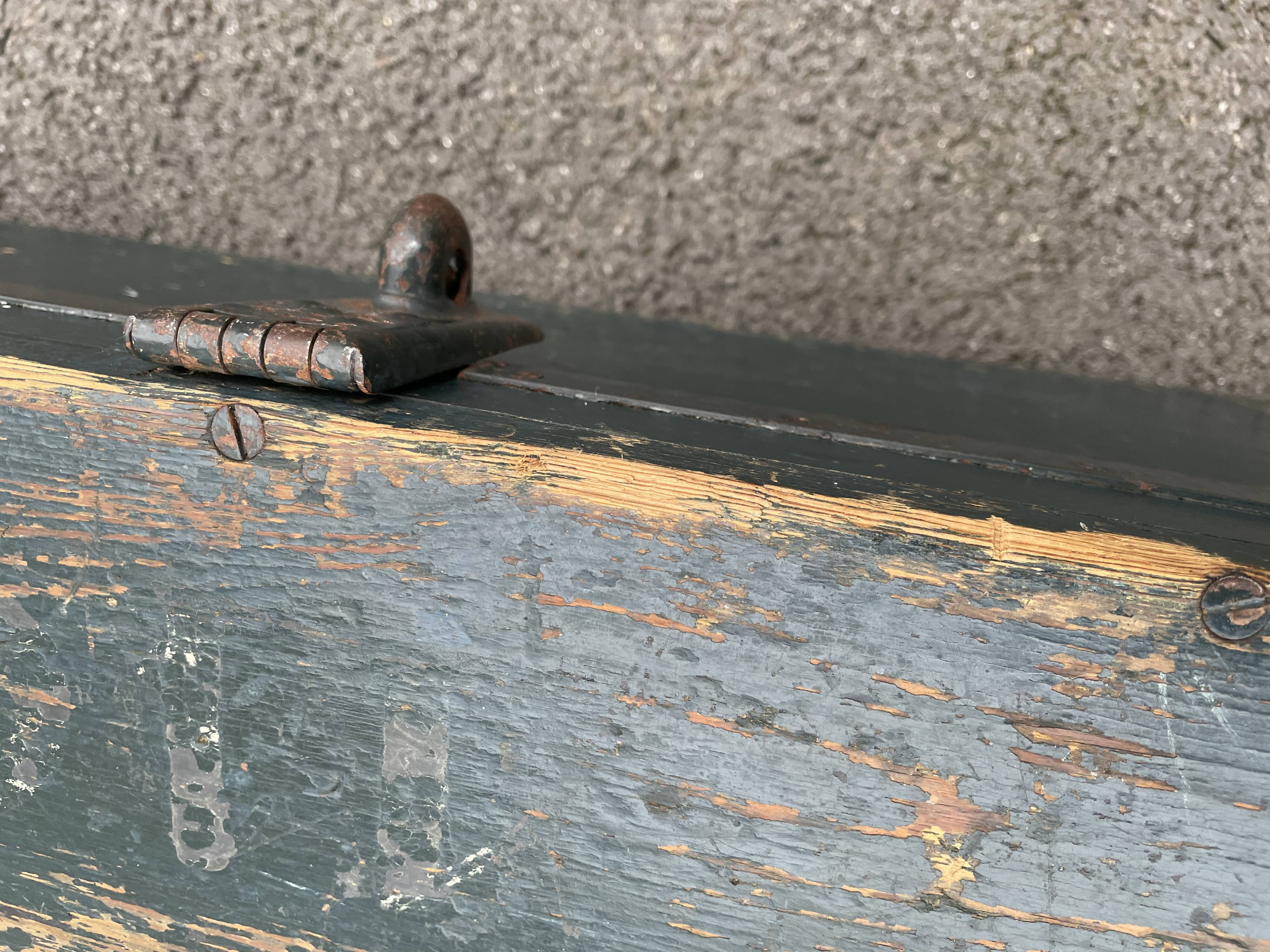 Painted wooden trunk L83 X H37 X P56