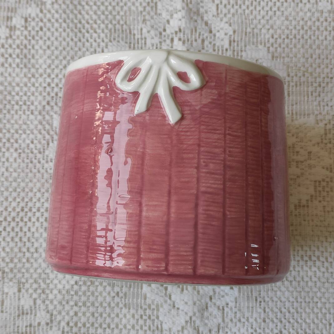 Pot slip woman with bouquet