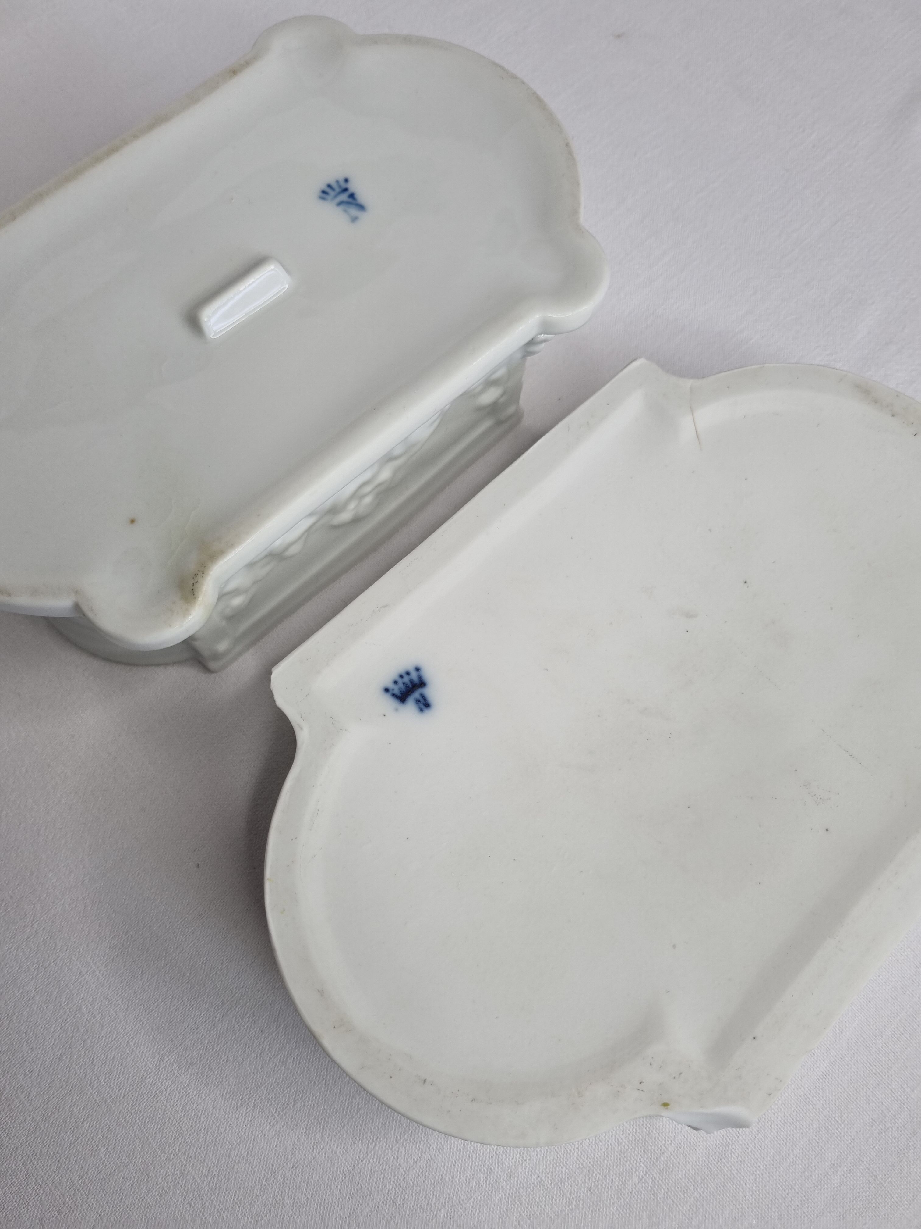 Set of two table planters in white porcelain "Capodimonte"