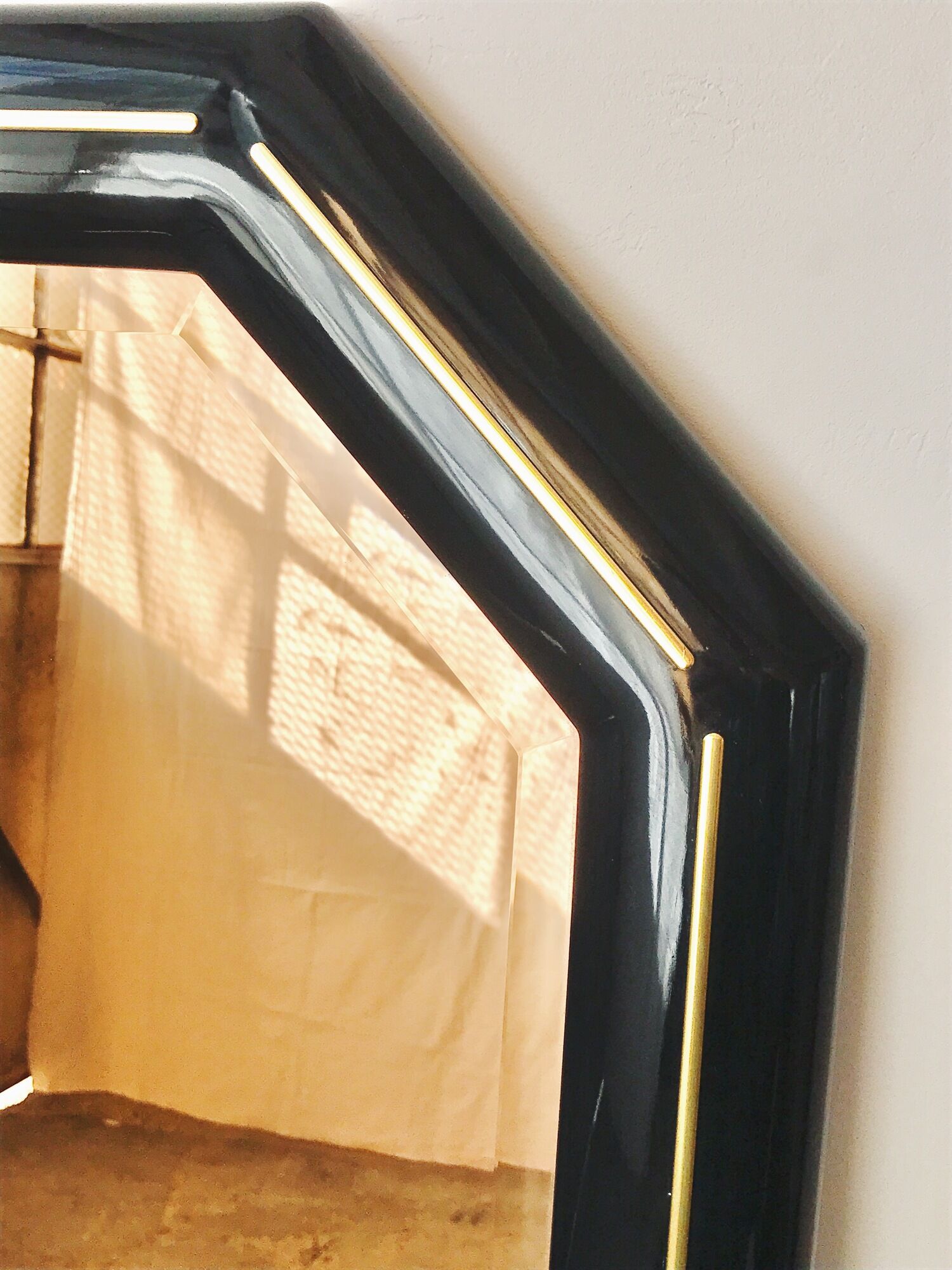 Octagonal mirror in lacquered black wood and brass - mirror smoked glass pink gold