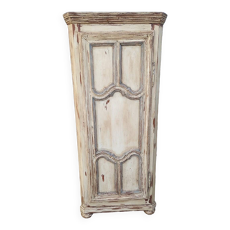 Corner, beautiful molded door, beige/gray patina