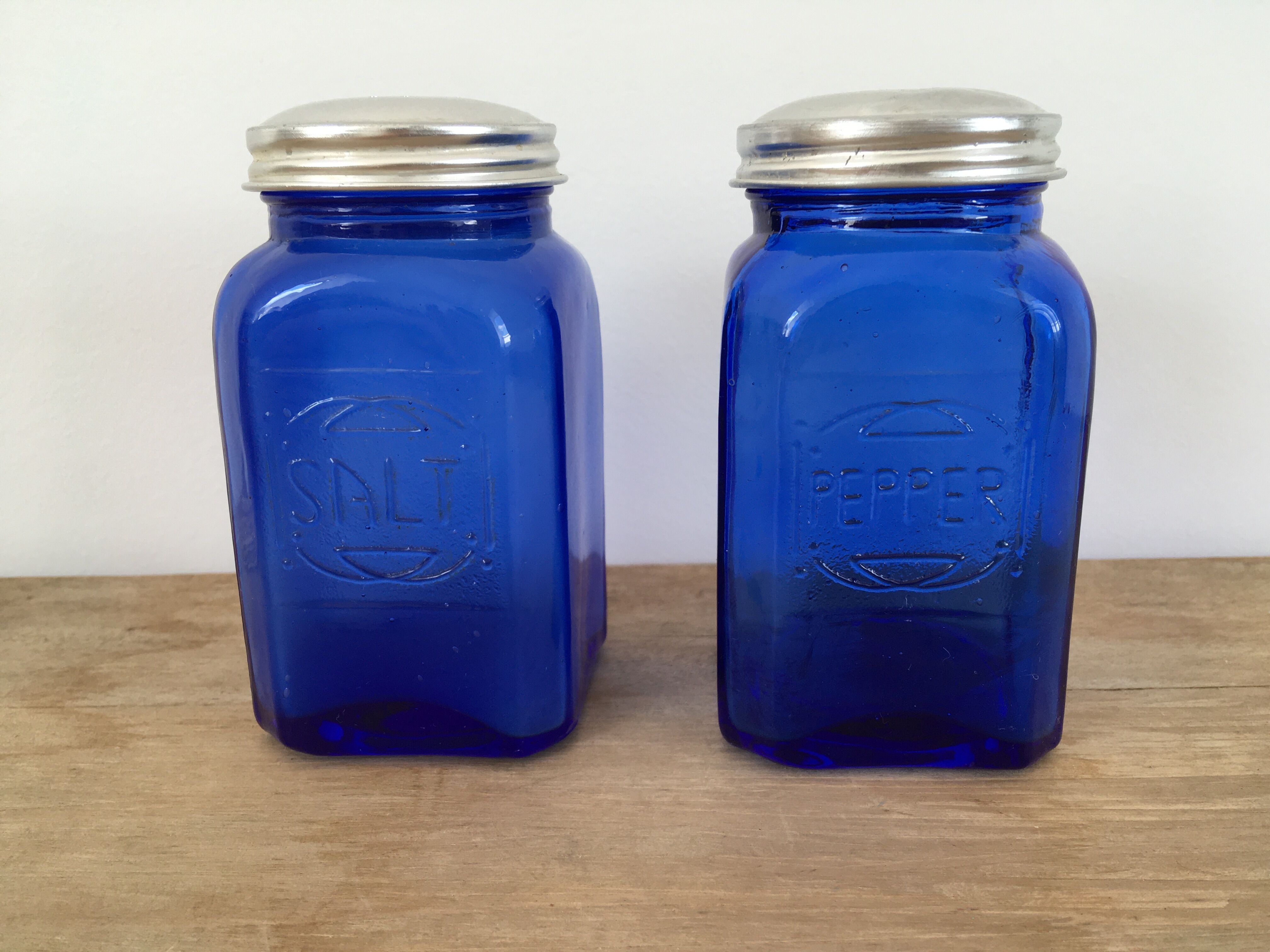 Paire de pots en verre bleu