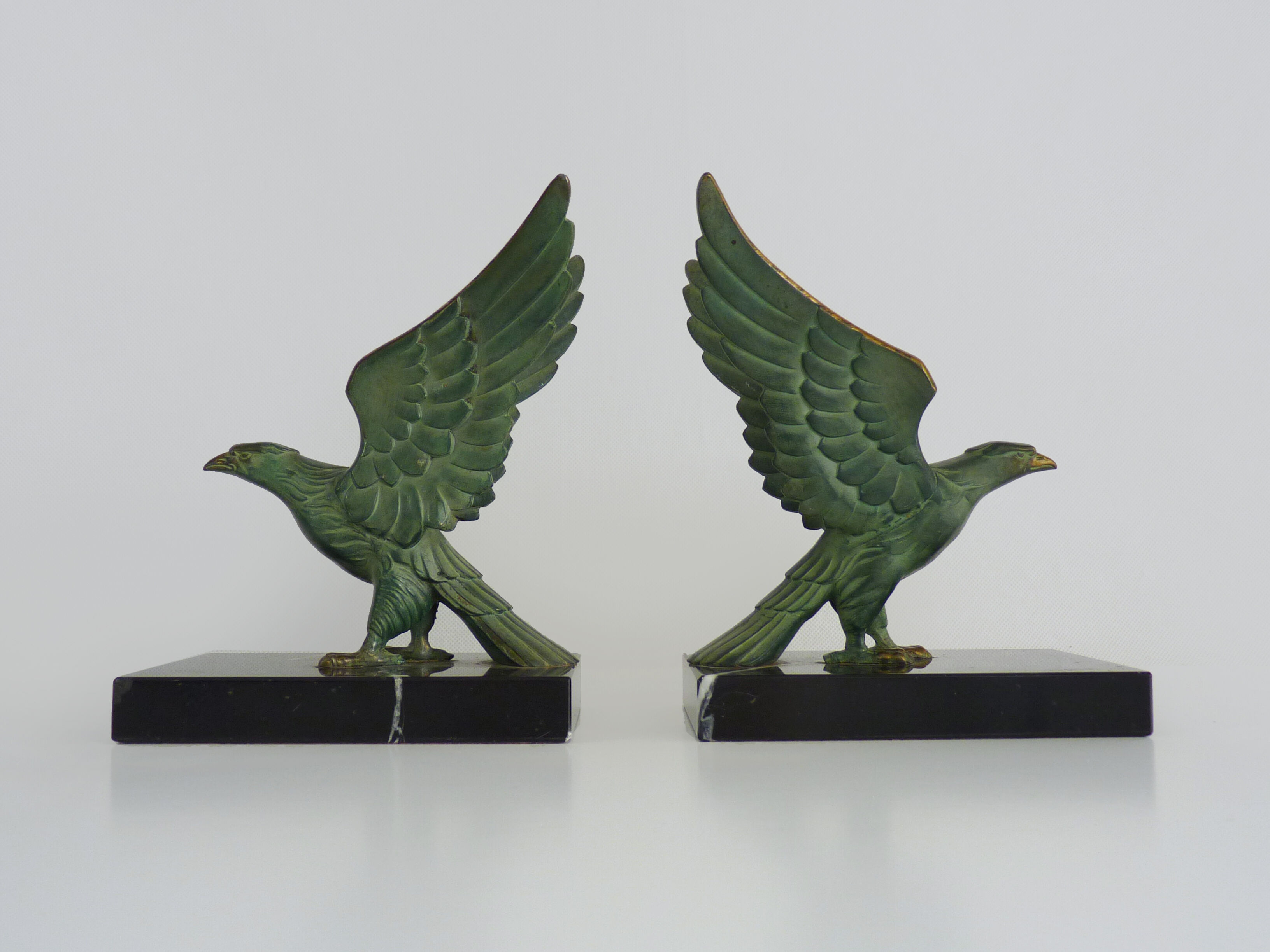 Pair of art deco eagle bookbands in marble and regulates, eagle bookbands. Year 30