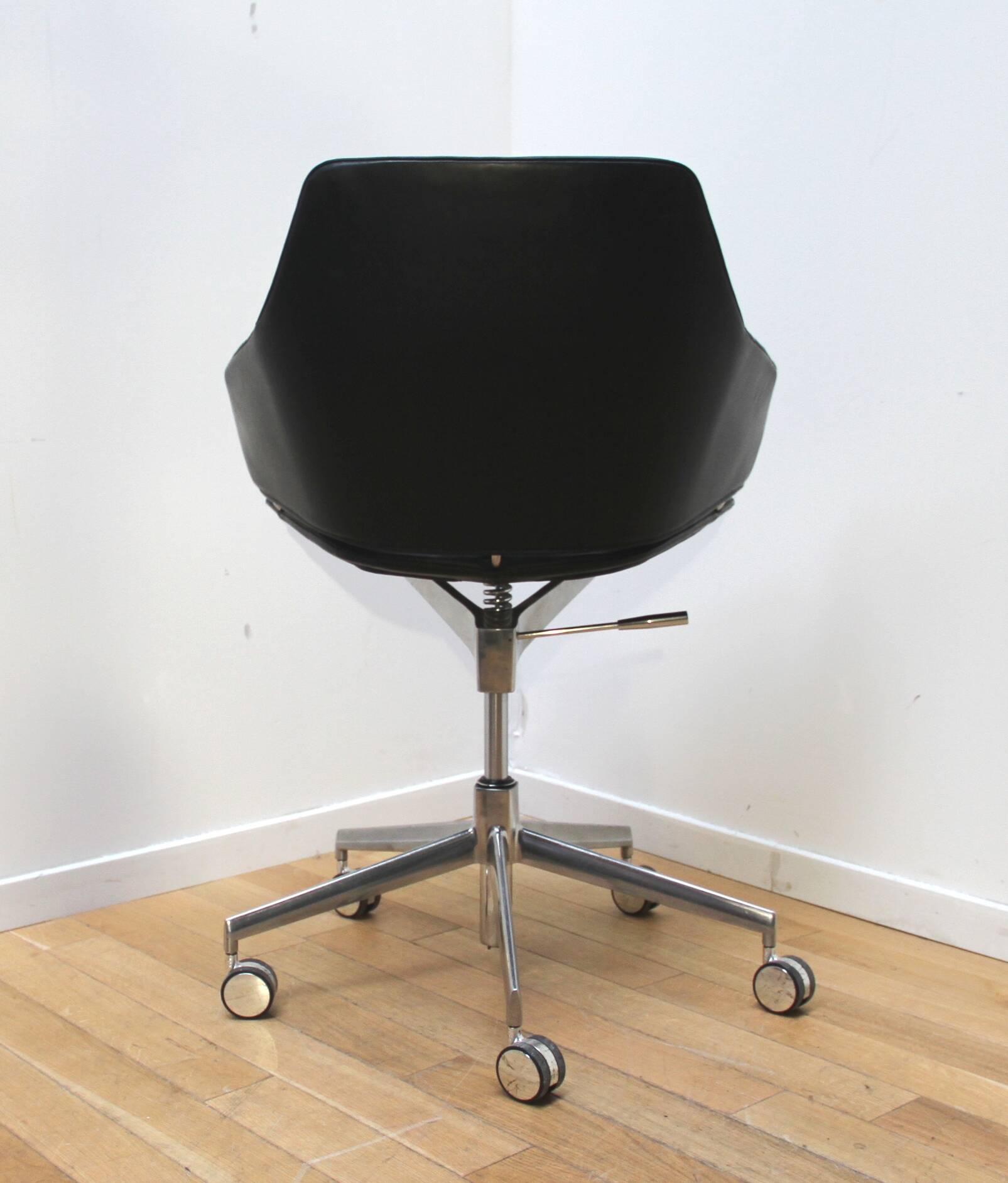 Pair of office chairs, Arper