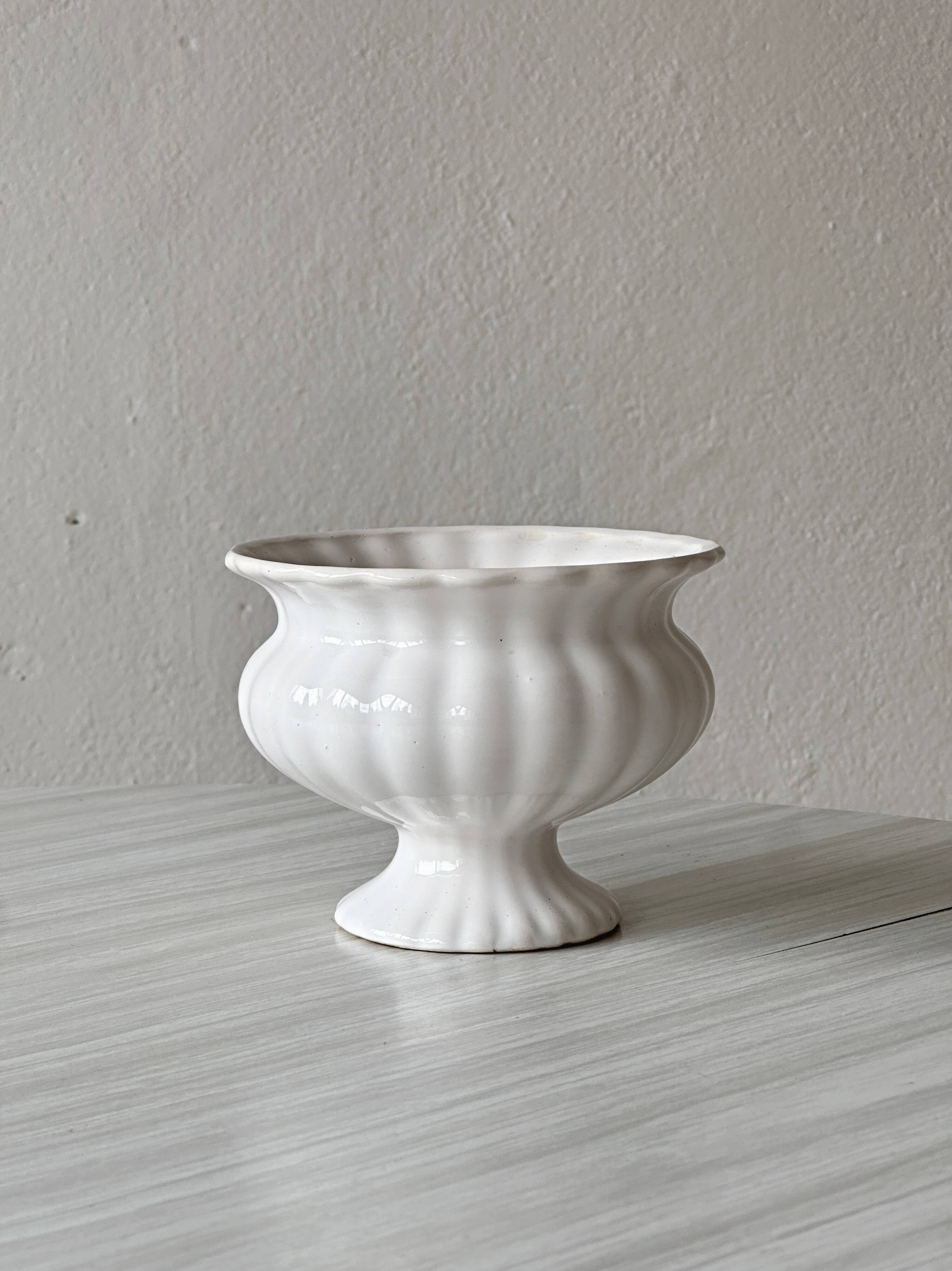 White ribbed ceramic cache-pot
