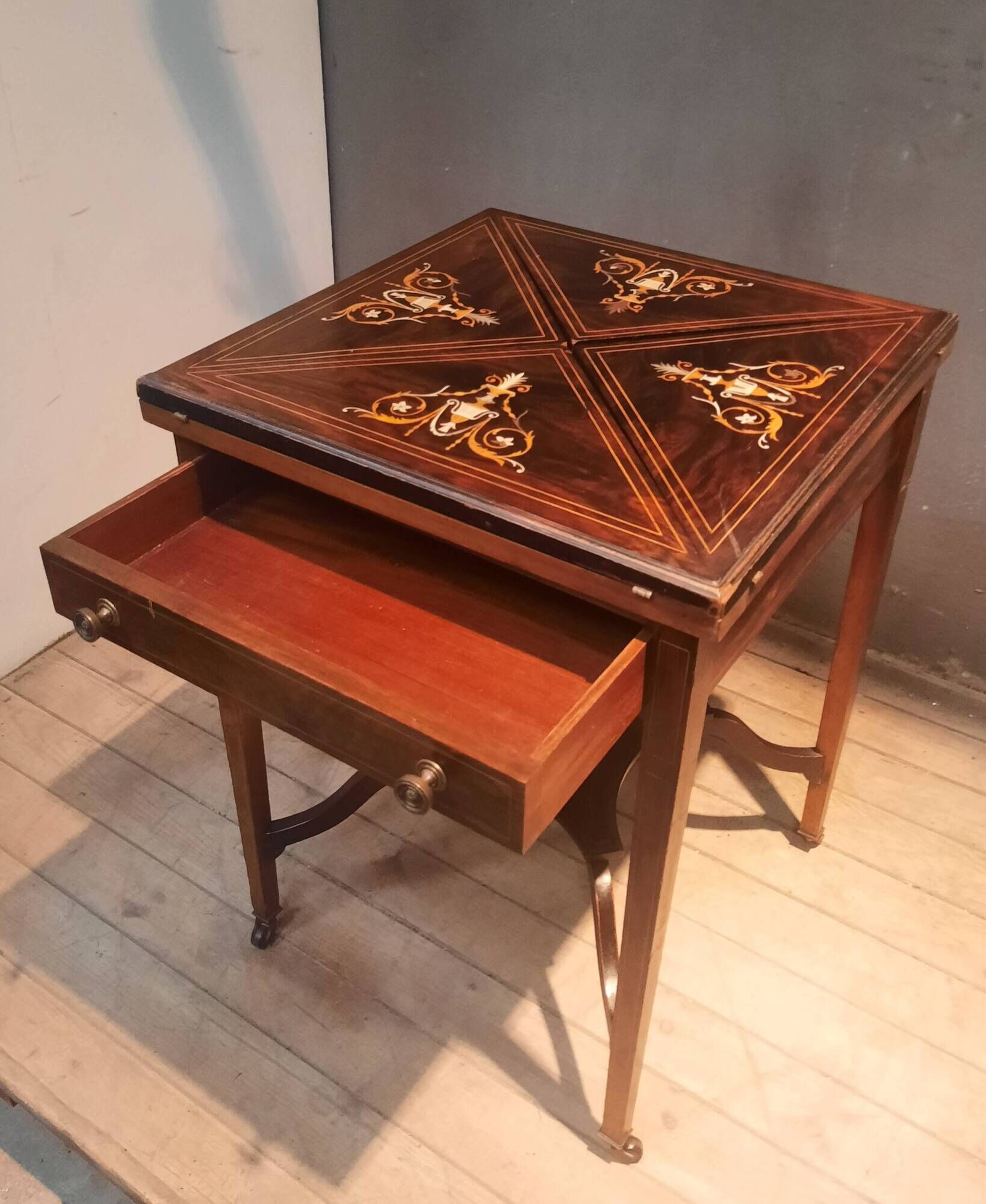Table d'appoint, à jeu dite "mouchoir"