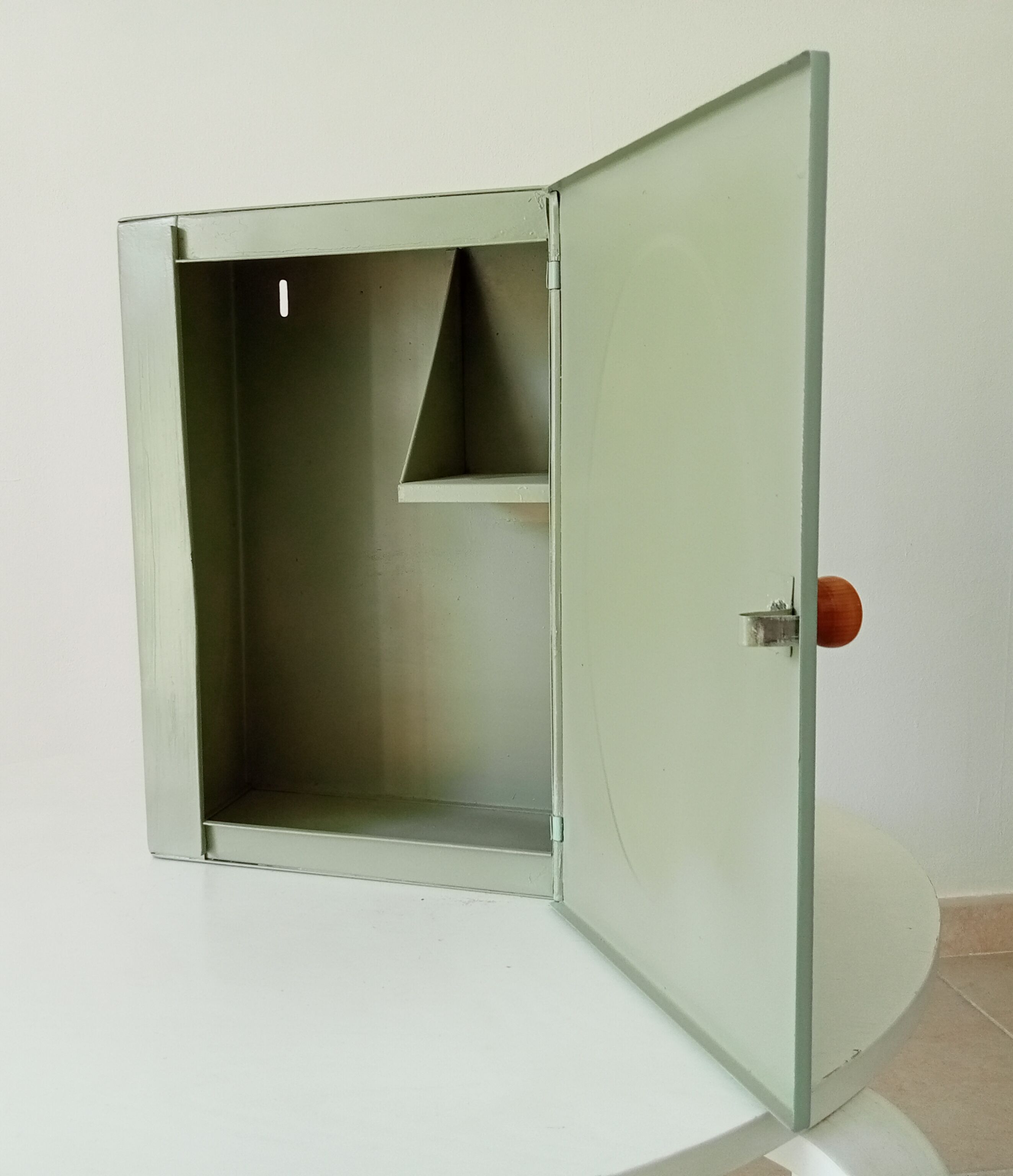 Vintage metal medicine cabinet 60s/70s