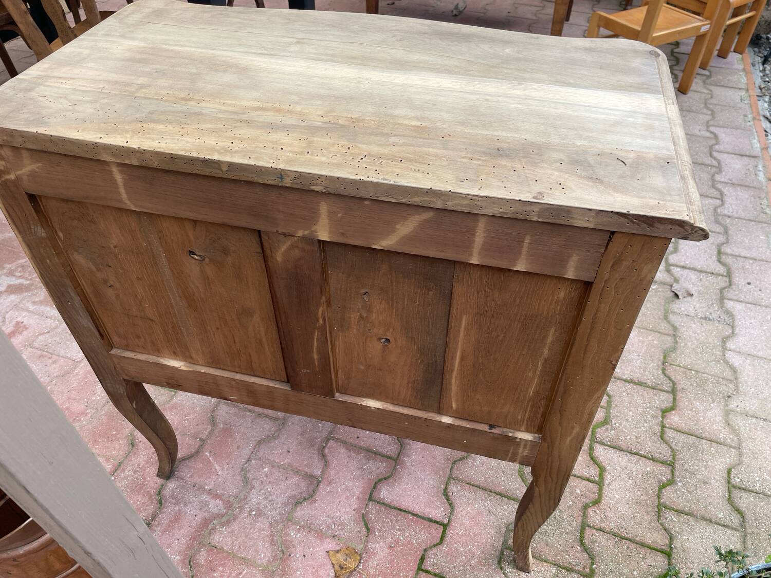 The commode drinks raw.