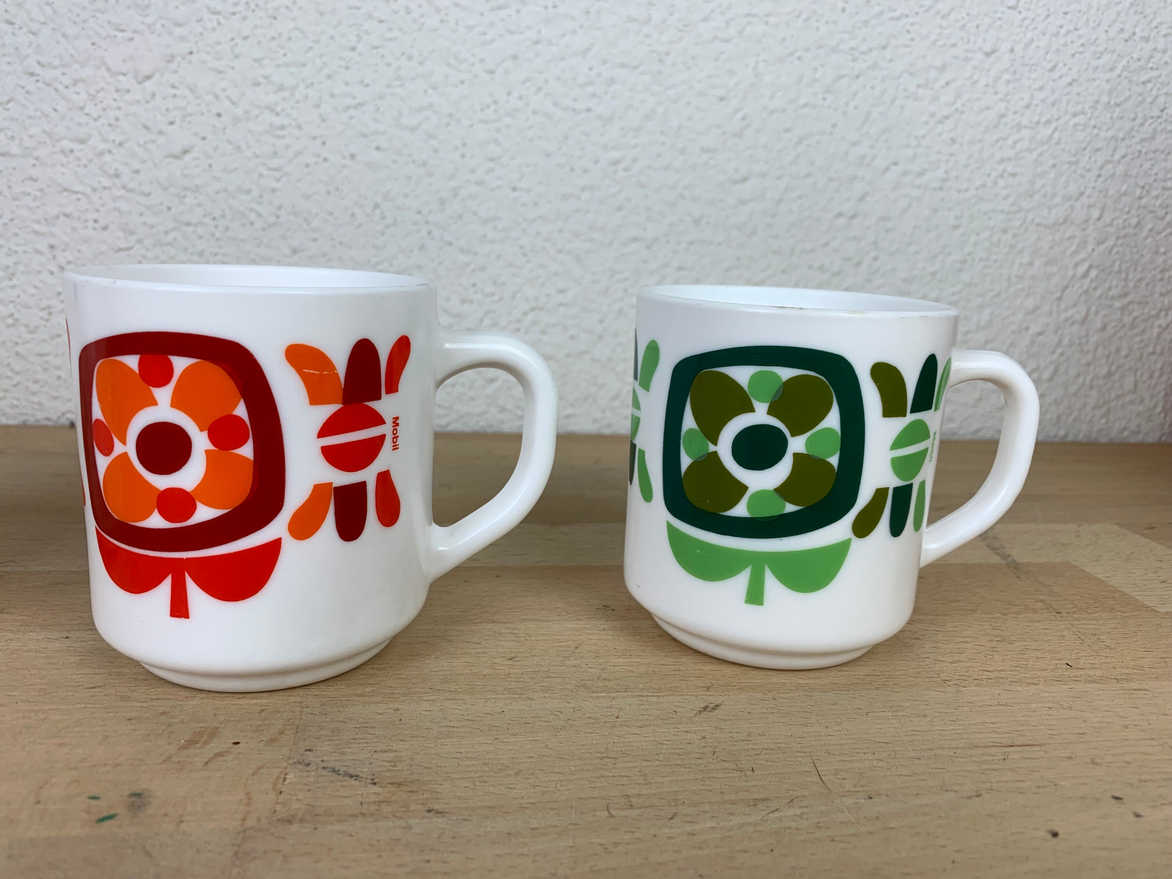 4 vintage Mobil mugs