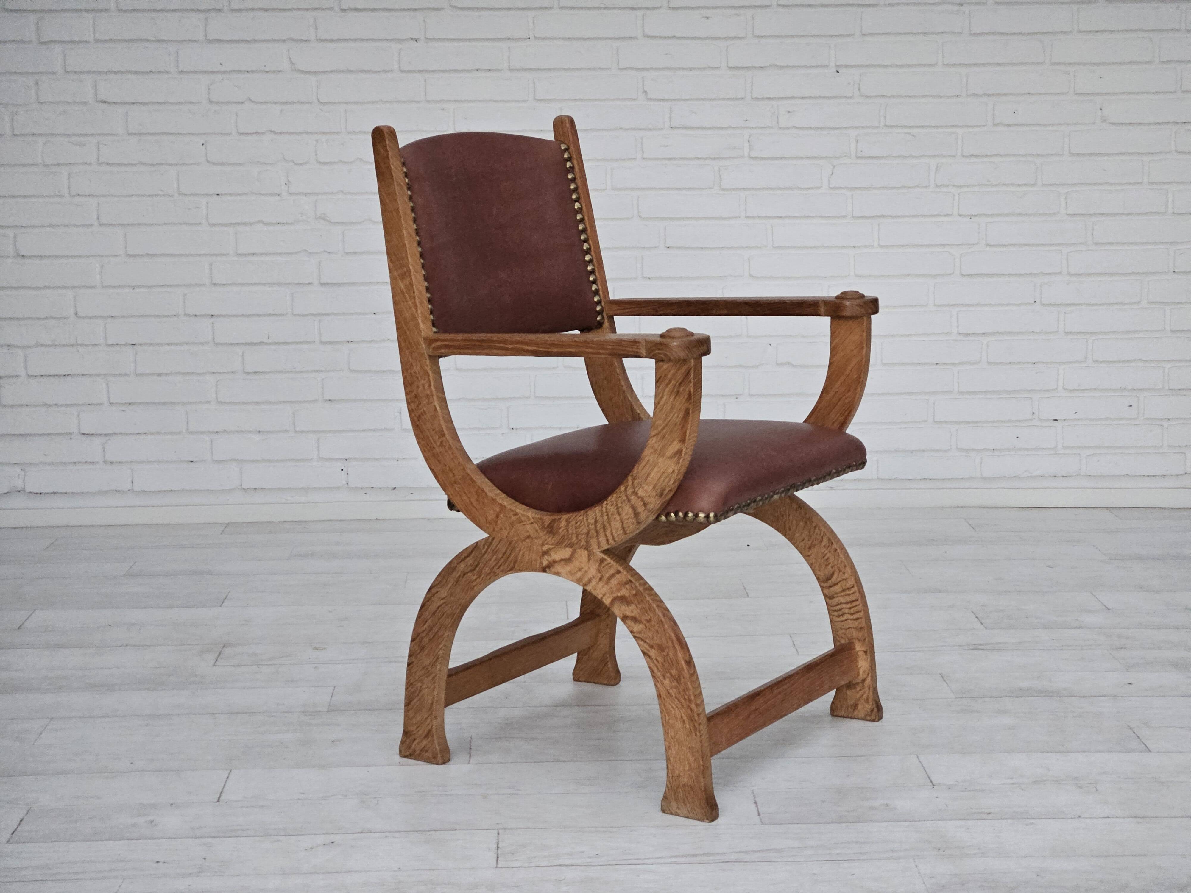 Années 1950, design danois, fauteuil retapissé, cuir marron naturel, bois de chêne.
