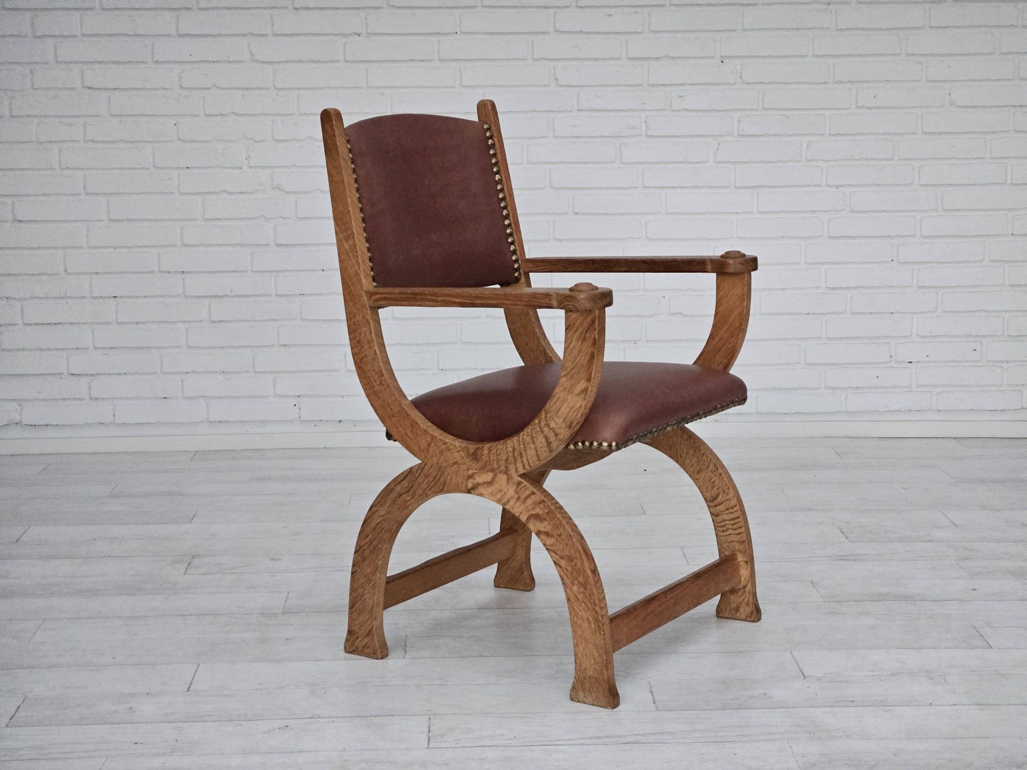 Années 1950, design danois, fauteuil retapissé, cuir marron naturel, bois de chêne.