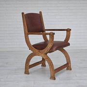 Années 1950, design danois, fauteuil retapissé, cuir marron naturel, bois de chêne.