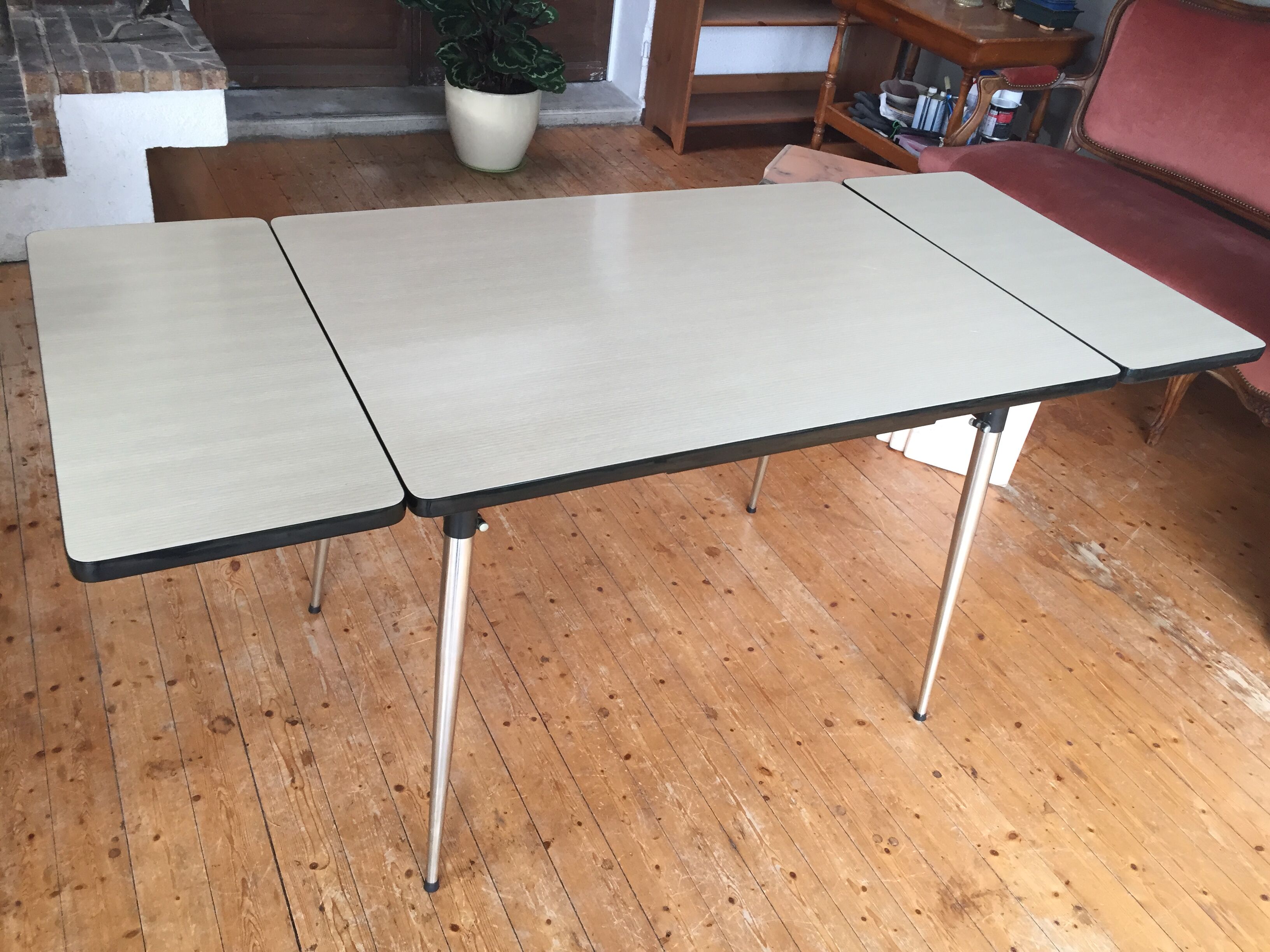 Table formica - 4 matching chairs