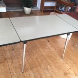 Table formica - 4 matching chairs