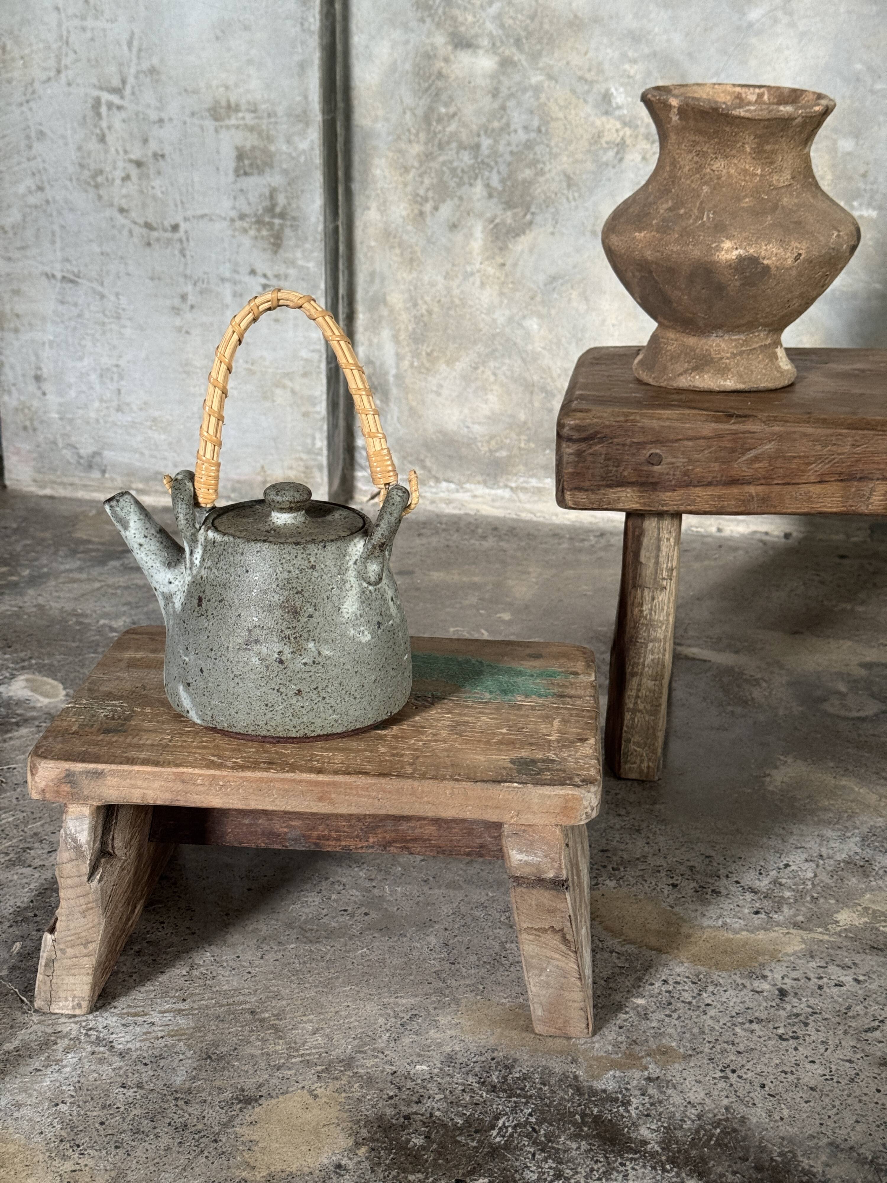 Tabouret d'appoint en teck upcyclé, traces de chromie verte