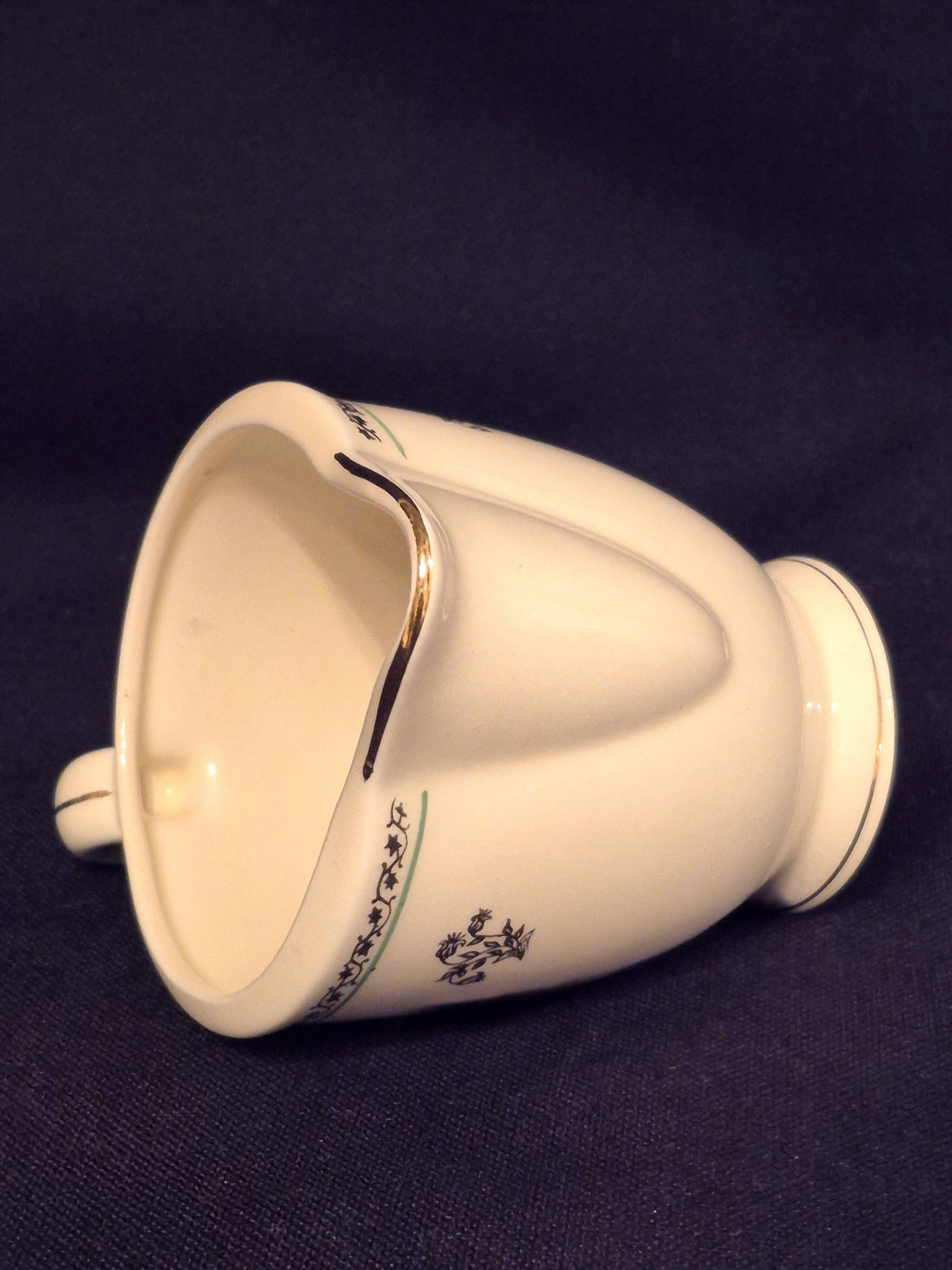 Antique milk jug in Gien earthenware, Valence model A040.
