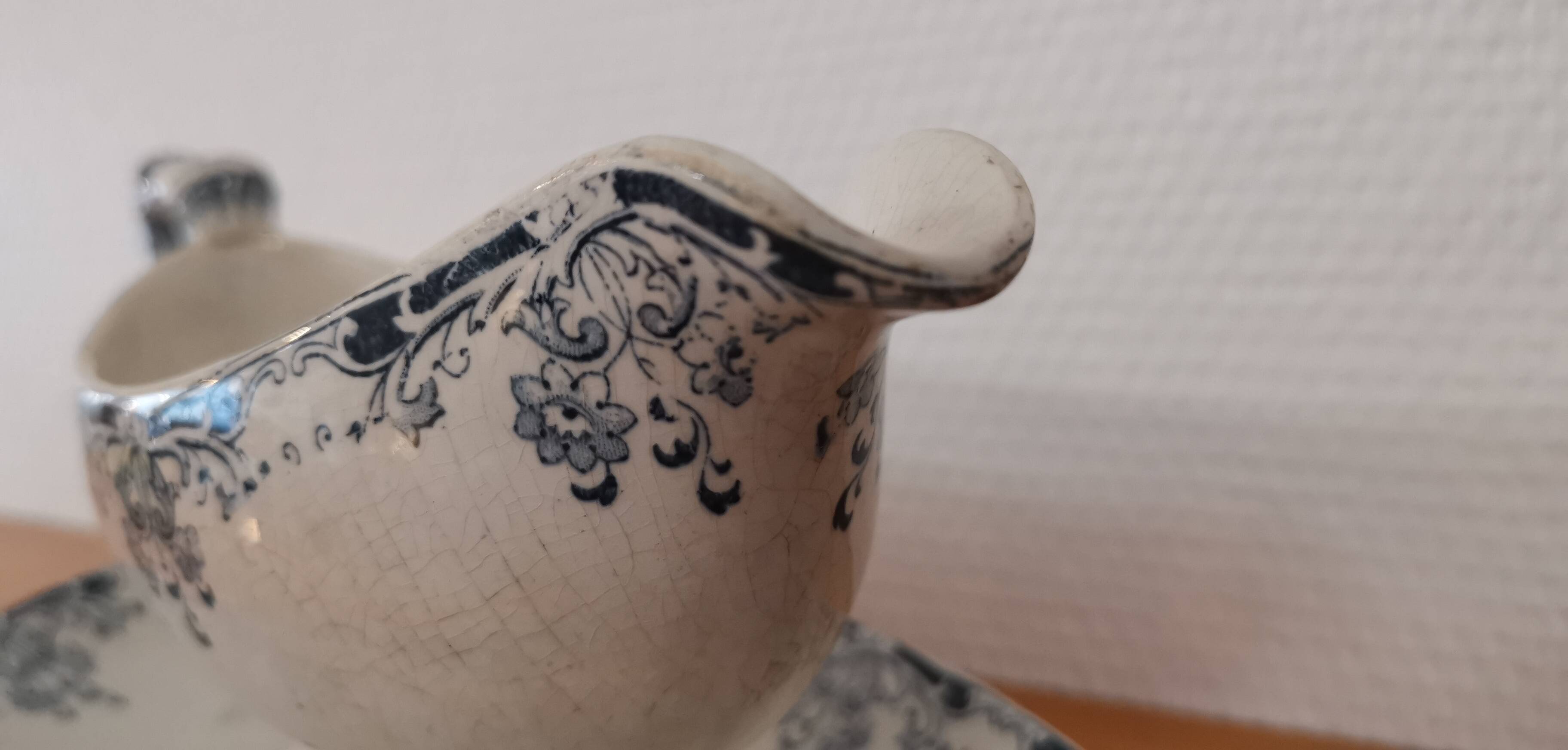 Gravy boat on foot in blue/green iron clay model "Mignon", H & Cie Sarreguemines