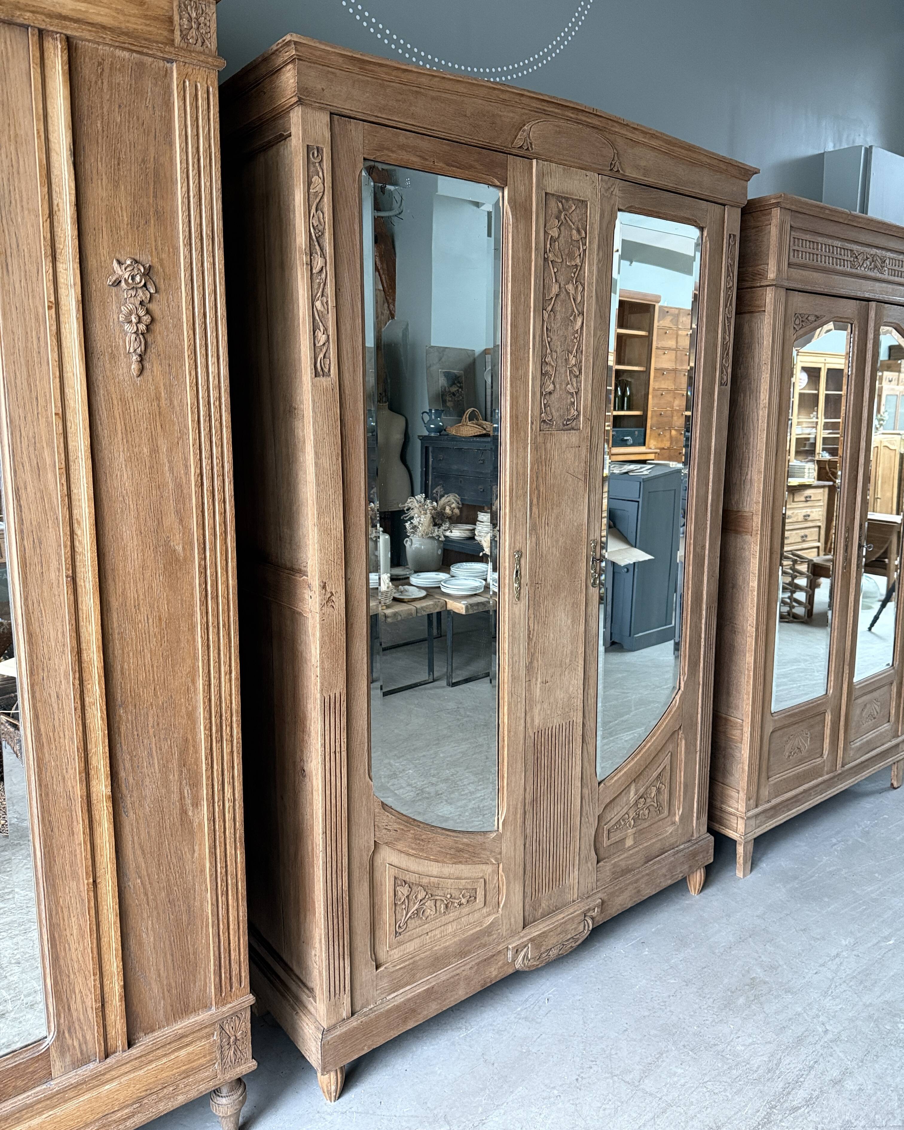 Large Art Nouveau wardrobe in solid oak (renovated)