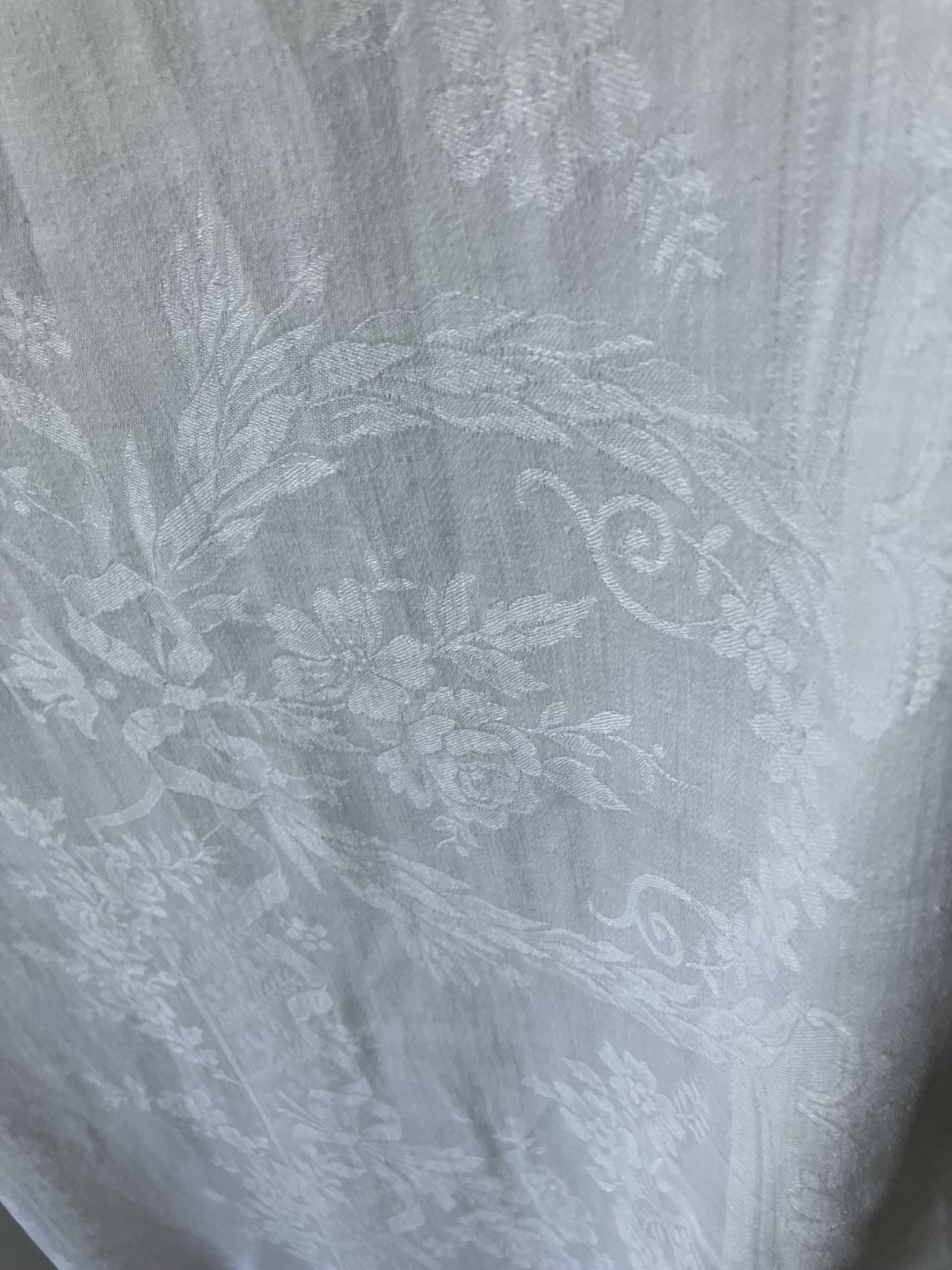 Nappe damassée, double monogramme