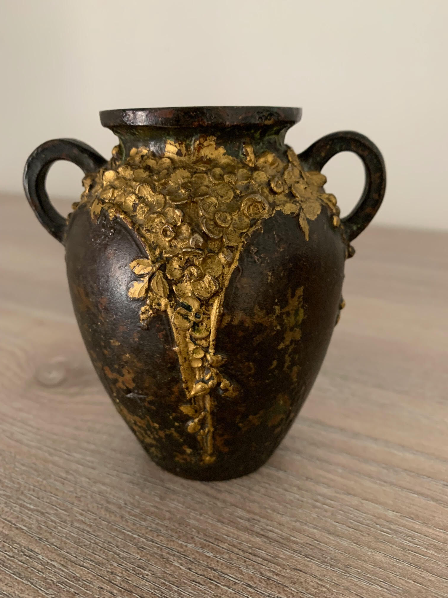 Bronze urn Louchet