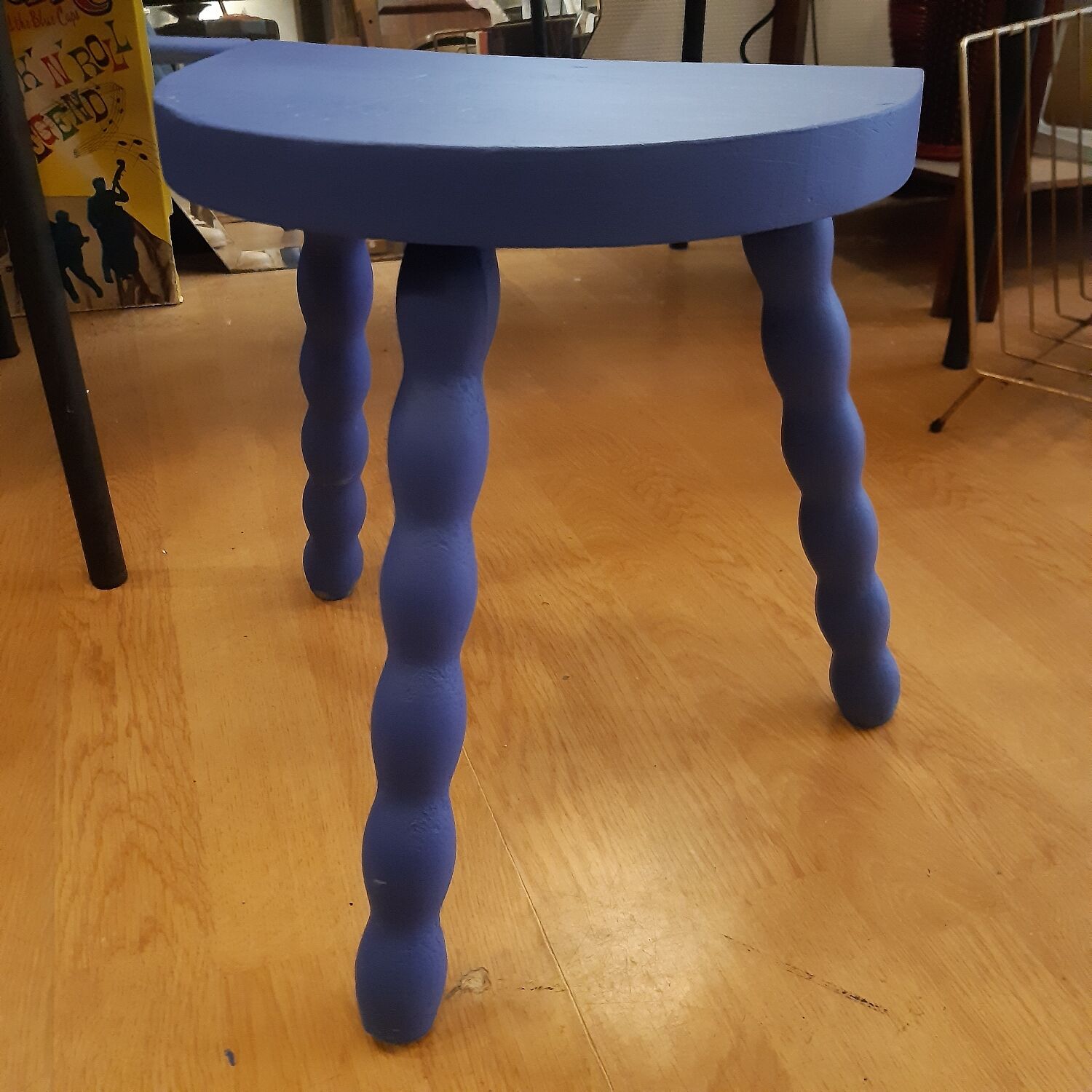 Pearl wood tripod stool majorelle blue