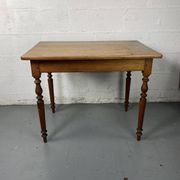 Table en bois avec tiroir