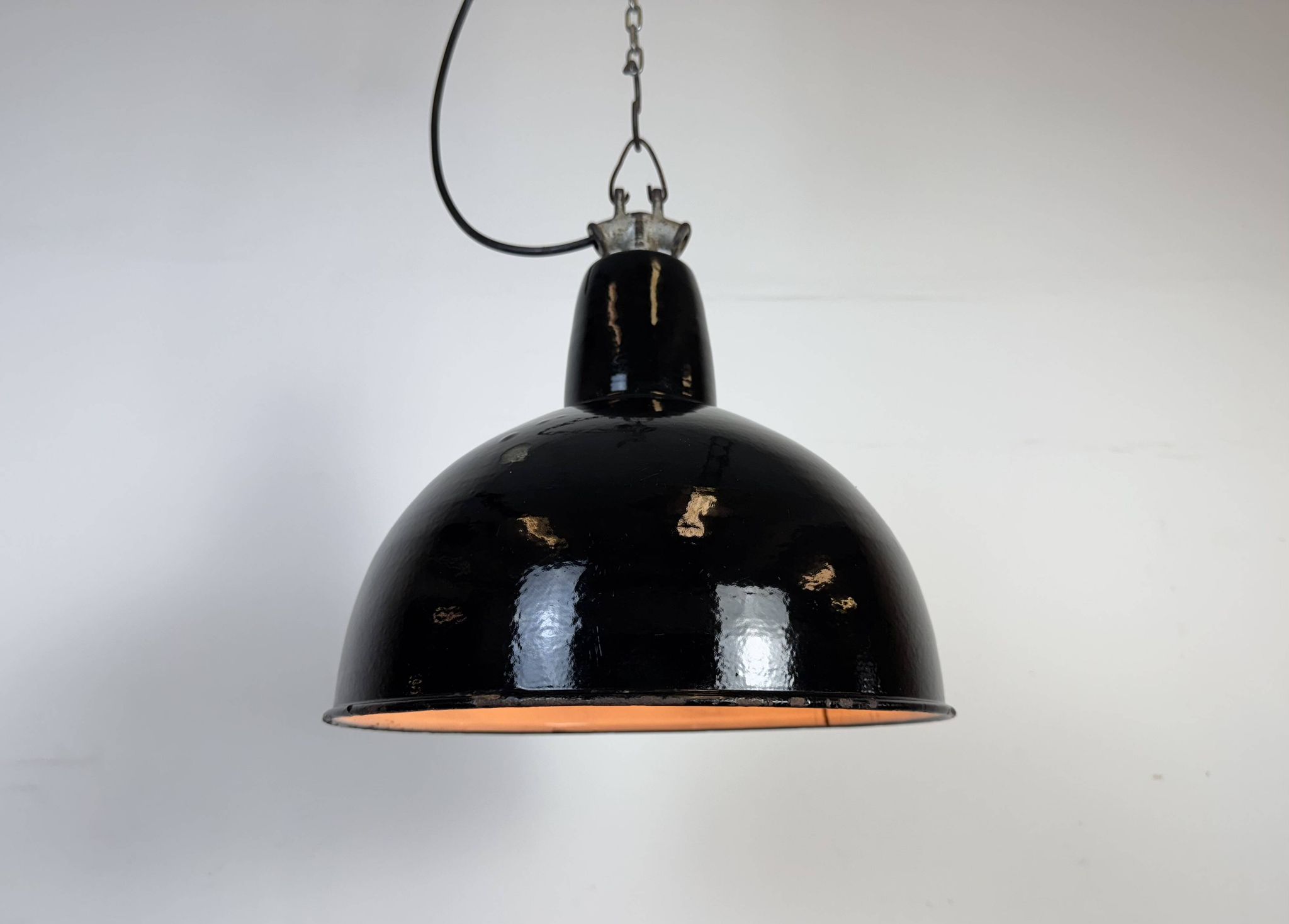 Lampe d'usine industrielle en émail noir avec dessus en fonte, années 1950