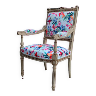 Fauteuil style Louis XVI tapissé avec motif papillon