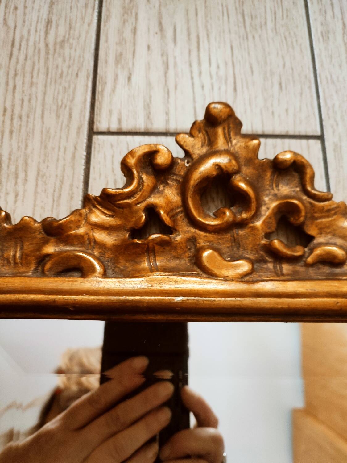 Miroir en stuc a bords biseautés