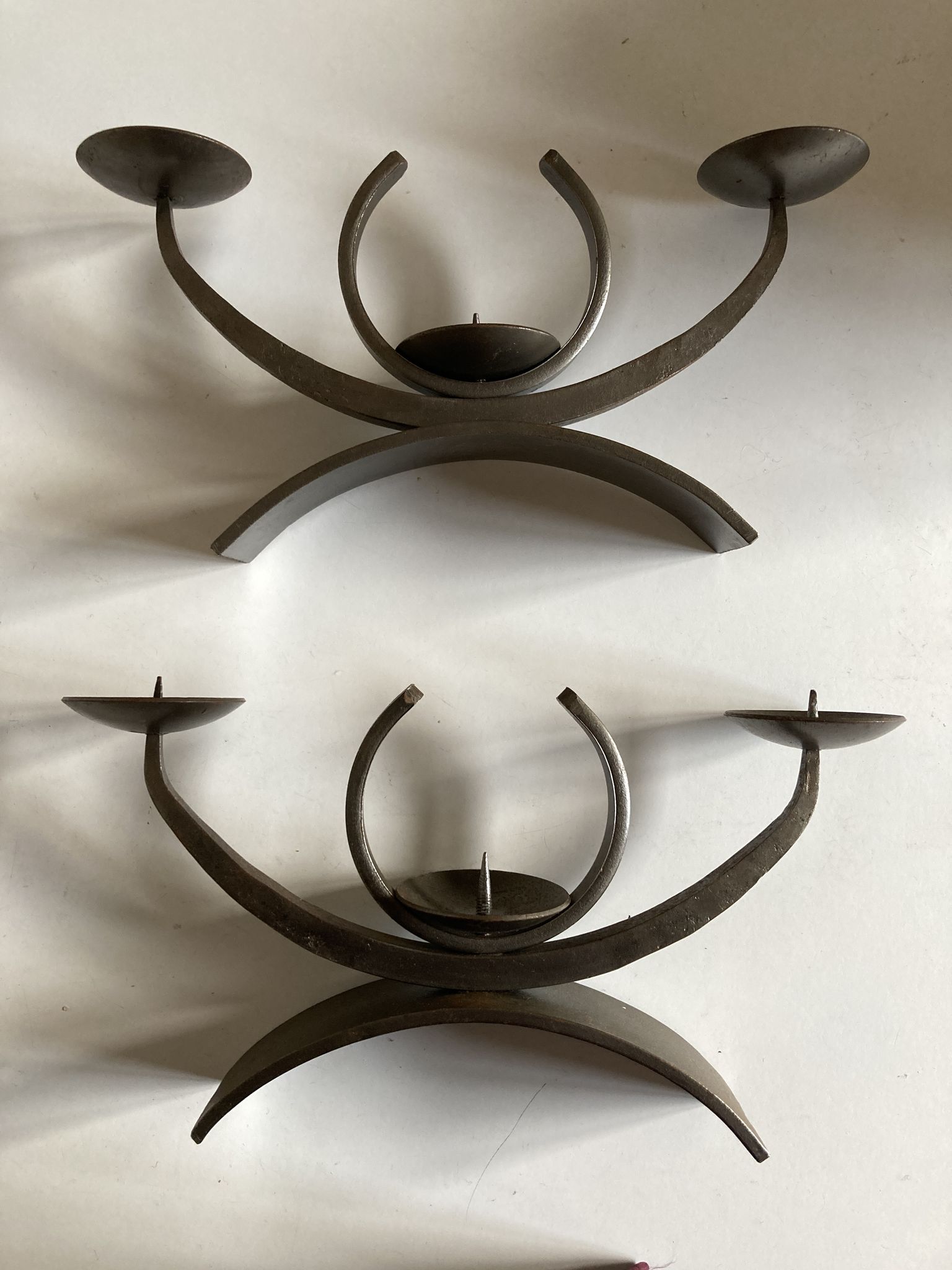 Paire de bougeoirs modernistes en fer battu 1970