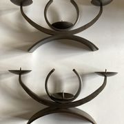 Paire de bougeoirs modernistes en fer battu 1970