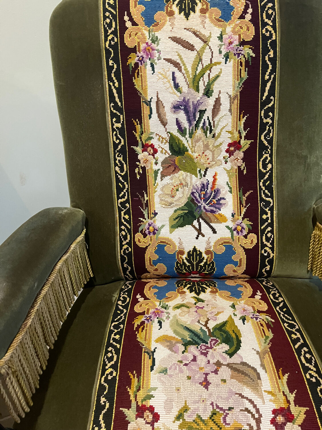 Paire de fauteuils en velours et tapisserie