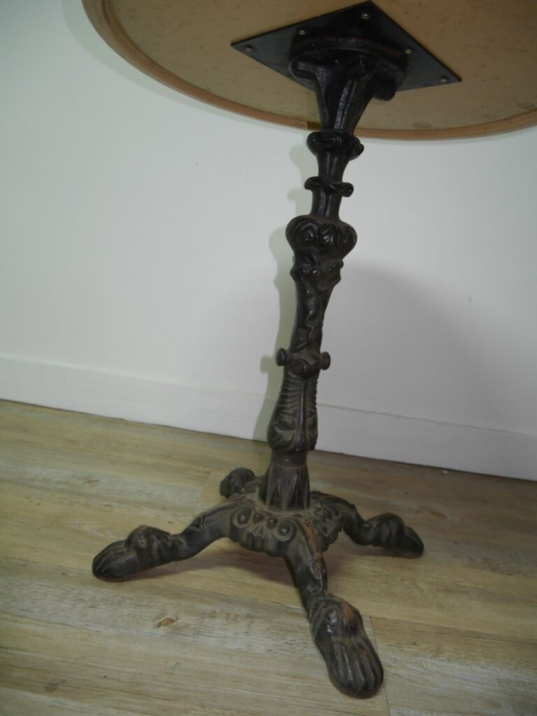 Table with base bistro cast iron quadripode